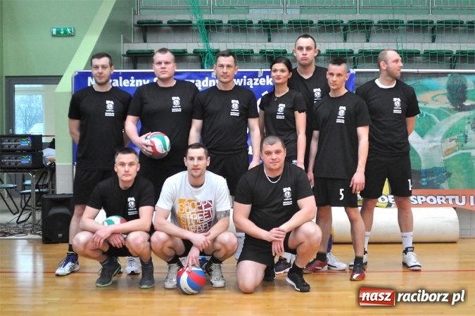 Zdjęcie w galerii na portalu naszraciborz.pl: Trwa VI Turniej Siatkarski Zakładów Pracy i Służb Mundurowych wiadomości z regionu