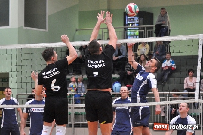 Zdjęcie w galerii na portalu naszraciborz.pl: Trwa VI Turniej Siatkarski Zakładów Pracy i Służb Mundurowych wiadomości z regionu