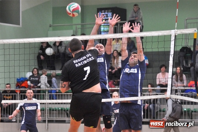 Zdjęcie w galerii na portalu naszraciborz.pl: Trwa VI Turniej Siatkarski Zakładów Pracy i Służb Mundurowych wiadomości z regionu