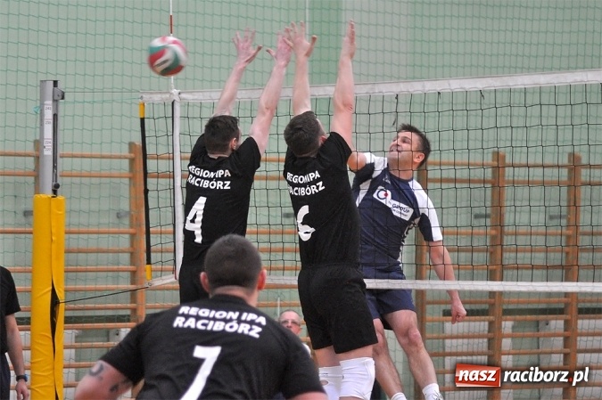 Zdjęcie w galerii na portalu naszraciborz.pl: Trwa VI Turniej Siatkarski Zakładów Pracy i Służb Mundurowych wiadomości z regionu