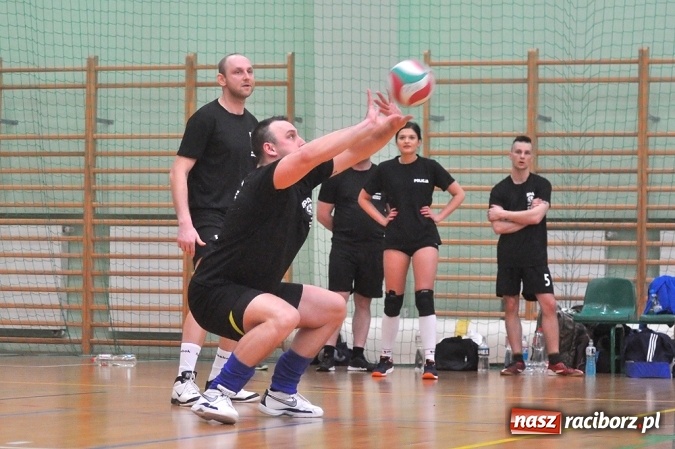 Zdjęcie w galerii na portalu naszraciborz.pl: Trwa VI Turniej Siatkarski Zakładów Pracy i Służb Mundurowych wiadomości z regionu