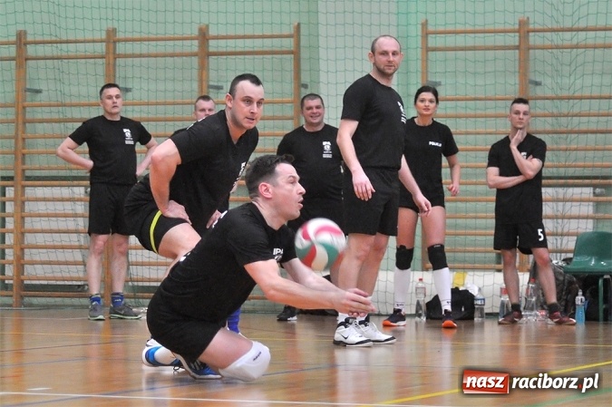 Zdjęcie w galerii na portalu naszraciborz.pl: Trwa VI Turniej Siatkarski Zakładów Pracy i Służb Mundurowych wiadomości z regionu