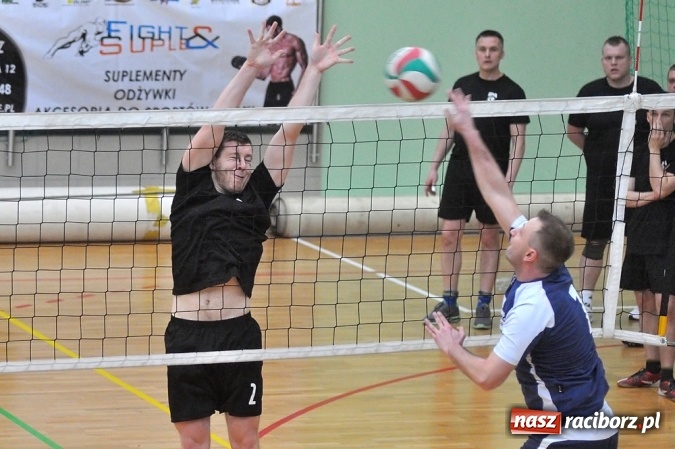 Zdjęcie w galerii na portalu naszraciborz.pl: Trwa VI Turniej Siatkarski Zakładów Pracy i Służb Mundurowych wiadomości z regionu