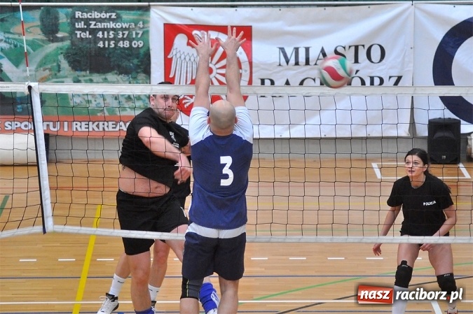 Zdjęcie w galerii na portalu naszraciborz.pl: Trwa VI Turniej Siatkarski Zakładów Pracy i Służb Mundurowych wiadomości z regionu