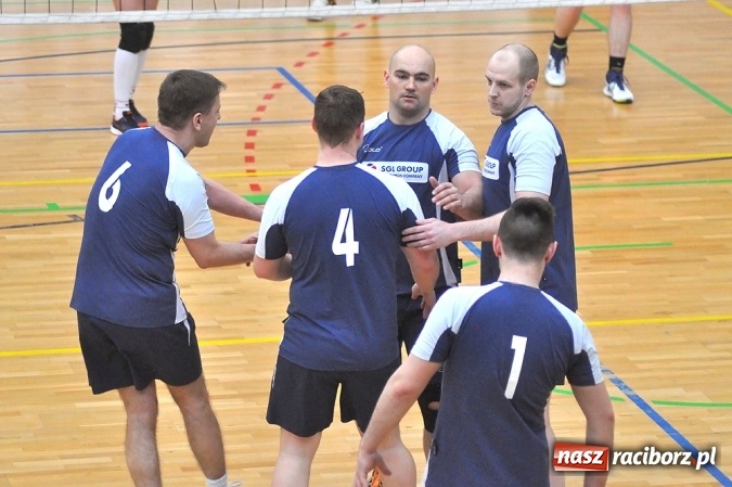 Zdjęcie w galerii na portalu naszraciborz.pl: Trwa VI Turniej Siatkarski Zakładów Pracy i Służb Mundurowych wiadomości z regionu