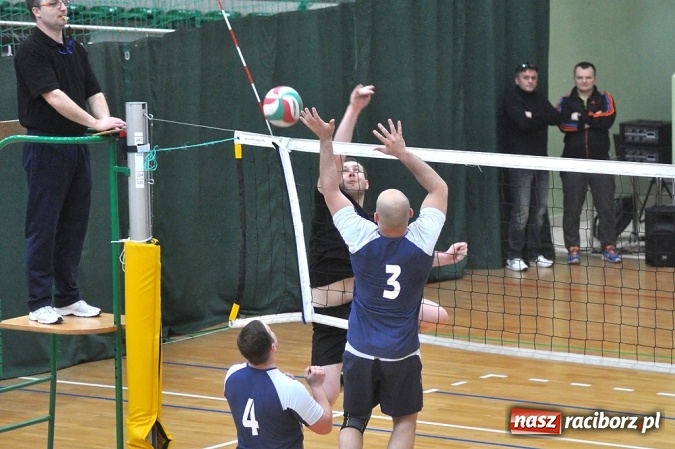 Zdjęcie w galerii na portalu naszraciborz.pl: Trwa VI Turniej Siatkarski Zakładów Pracy i Służb Mundurowych wiadomości z regionu