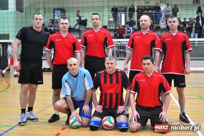 Zdjęcie w galerii na portalu naszraciborz.pl: Trwa VI Turniej Siatkarski Zakładów Pracy i Służb Mundurowych wiadomości z regionu