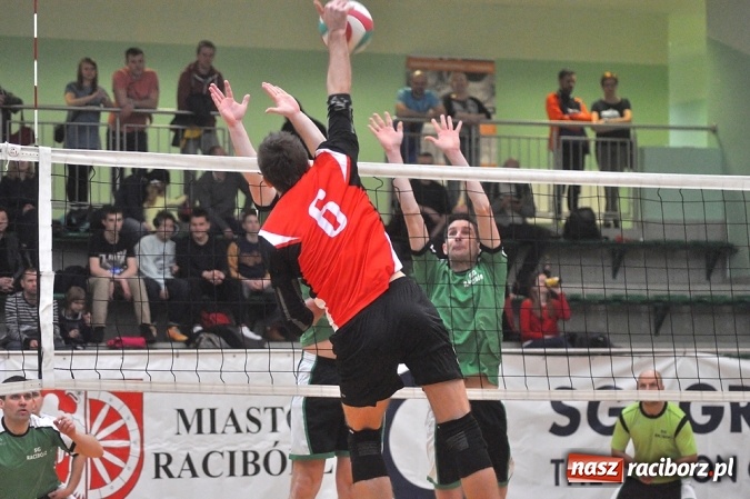 Zdjęcie w galerii na portalu naszraciborz.pl: Trwa VI Turniej Siatkarski Zakładów Pracy i Służb Mundurowych wiadomości z regionu