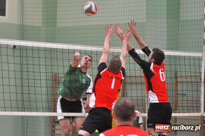 Zdjęcie w galerii na portalu naszraciborz.pl: Trwa VI Turniej Siatkarski Zakładów Pracy i Służb Mundurowych wiadomości z regionu