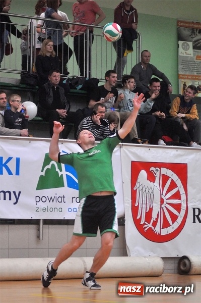 Zdjęcie w galerii na portalu naszraciborz.pl: Trwa VI Turniej Siatkarski Zakładów Pracy i Służb Mundurowych wiadomości z regionu