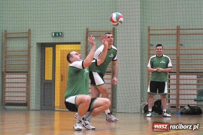 Zdjęcie w galerii na portalu naszraciborz.pl: Trwa VI Turniej Siatkarski Zakładów Pracy i Służb Mundurowych wiadomości z regionu