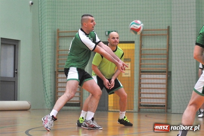 Zdjęcie w galerii na portalu naszraciborz.pl: Trwa VI Turniej Siatkarski Zakładów Pracy i Służb Mundurowych wiadomości z regionu