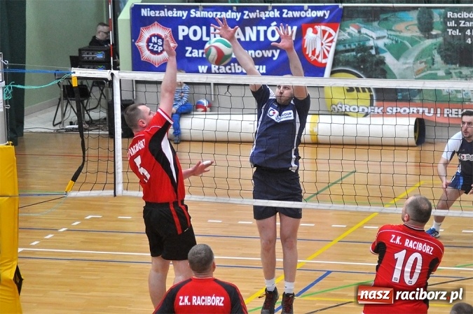 Zdjęcie w galerii na portalu naszraciborz.pl: Trwa VI Turniej Siatkarski Zakładów Pracy i Służb Mundurowych wiadomości z regionu