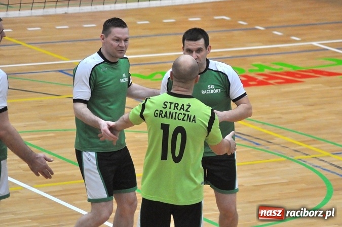 Zdjęcie w galerii na portalu naszraciborz.pl: Trwa VI Turniej Siatkarski Zakładów Pracy i Służb Mundurowych wiadomości z regionu