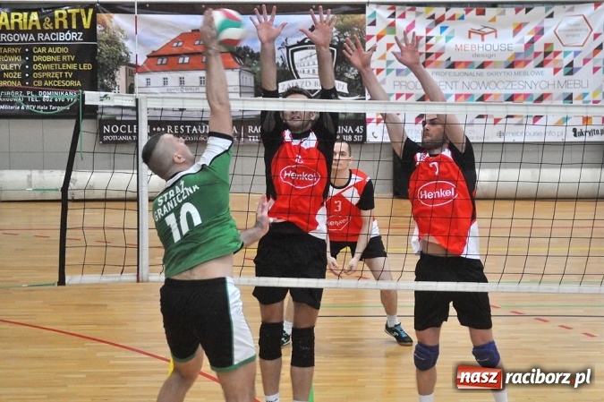 Zdjęcie w galerii na portalu naszraciborz.pl: Trwa VI Turniej Siatkarski Zakładów Pracy i Służb Mundurowych wiadomości z regionu