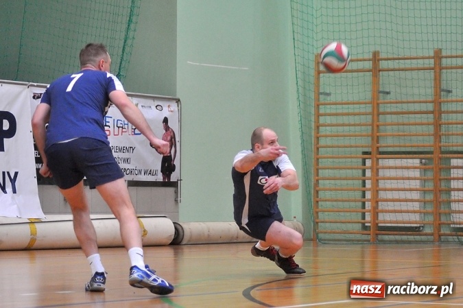 Zdjęcie w galerii na portalu naszraciborz.pl: Trwa VI Turniej Siatkarski Zakładów Pracy i Służb Mundurowych wiadomości z regionu