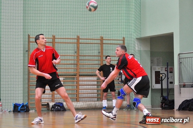 Zdjęcie w galerii na portalu naszraciborz.pl: Trwa VI Turniej Siatkarski Zakładów Pracy i Służb Mundurowych wiadomości z regionu