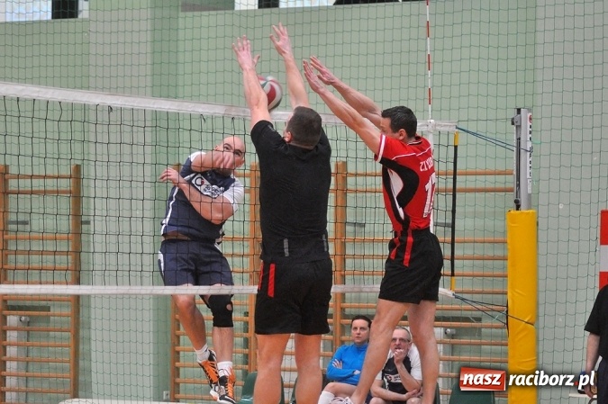 Zdjęcie w galerii na portalu naszraciborz.pl: Trwa VI Turniej Siatkarski Zakładów Pracy i Służb Mundurowych wiadomości z regionu