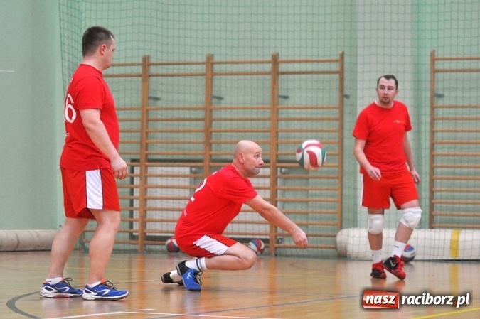 Zdjęcie w galerii na portalu naszraciborz.pl: Trwa VI Turniej Siatkarski Zakładów Pracy i Służb Mundurowych wiadomości z regionu