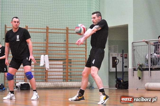 Zdjęcie w galerii na portalu naszraciborz.pl: Trwa VI Turniej Siatkarski Zakładów Pracy i Służb Mundurowych wiadomości z regionu