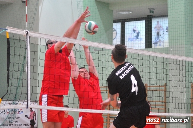 Zdjęcie w galerii na portalu naszraciborz.pl: Trwa VI Turniej Siatkarski Zakładów Pracy i Służb Mundurowych wiadomości z regionu