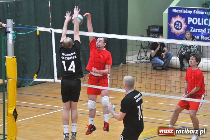 Zdjęcie w galerii na portalu naszraciborz.pl: Trwa VI Turniej Siatkarski Zakładów Pracy i Służb Mundurowych wiadomości z regionu