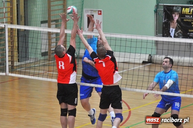 Zdjęcie w galerii na portalu naszraciborz.pl: Trwa VI Turniej Siatkarski Zakładów Pracy i Służb Mundurowych wiadomości z regionu