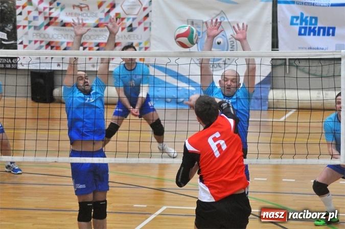 Zdjęcie w galerii na portalu naszraciborz.pl: Trwa VI Turniej Siatkarski Zakładów Pracy i Służb Mundurowych wiadomości z regionu