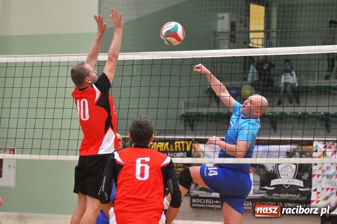 Zdjęcie w galerii na portalu naszraciborz.pl: Trwa VI Turniej Siatkarski Zakładów Pracy i Służb Mundurowych wiadomości z regionu