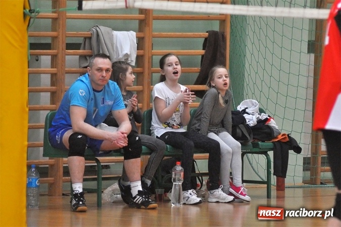 Zdjęcie w galerii na portalu naszraciborz.pl: Trwa VI Turniej Siatkarski Zakładów Pracy i Służb Mundurowych wiadomości z regionu