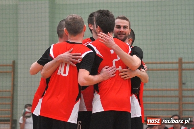 Zdjęcie w galerii na portalu naszraciborz.pl: Trwa VI Turniej Siatkarski Zakładów Pracy i Służb Mundurowych wiadomości z regionu