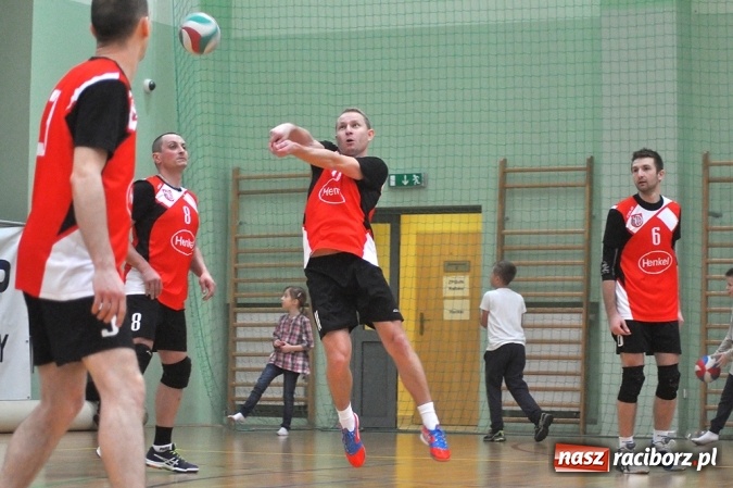 Zdjęcie w galerii na portalu naszraciborz.pl: Trwa VI Turniej Siatkarski Zakładów Pracy i Służb Mundurowych wiadomości z regionu