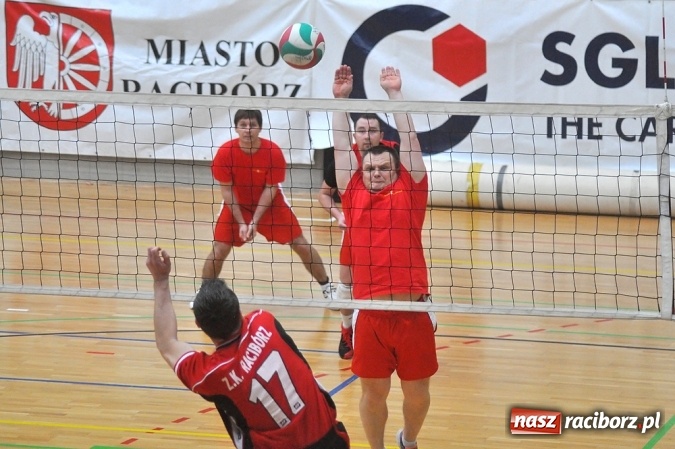 Zdjęcie w galerii na portalu naszraciborz.pl: Trwa VI Turniej Siatkarski Zakładów Pracy i Służb Mundurowych wiadomości z regionu