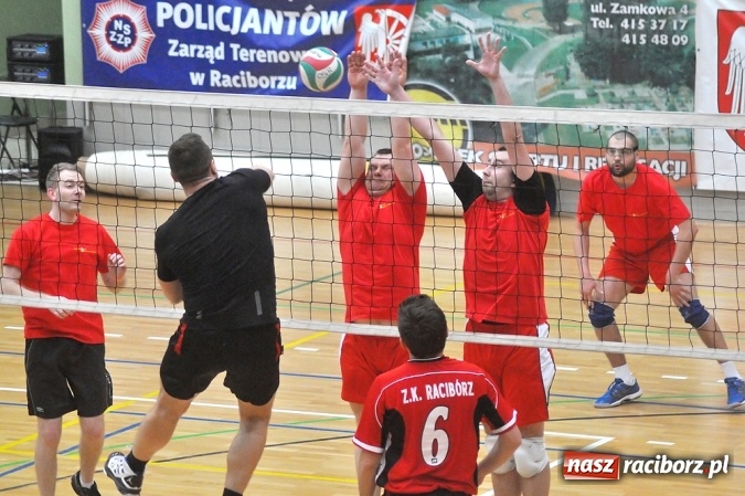 Zdjęcie w galerii na portalu naszraciborz.pl: Trwa VI Turniej Siatkarski Zakładów Pracy i Służb Mundurowych wiadomości z regionu