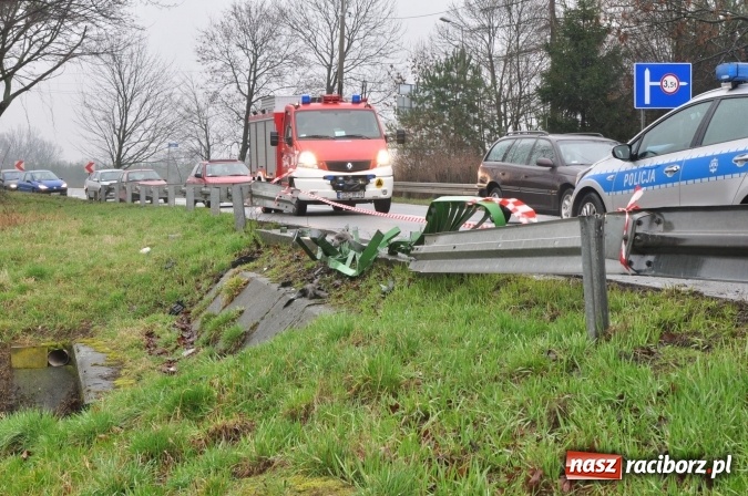 Zdjęcie w galerii na portalu naszraciborz.pl: Skasowana barierka, skasowany fiat, zablokowana DW 919 wiadomości z regionu