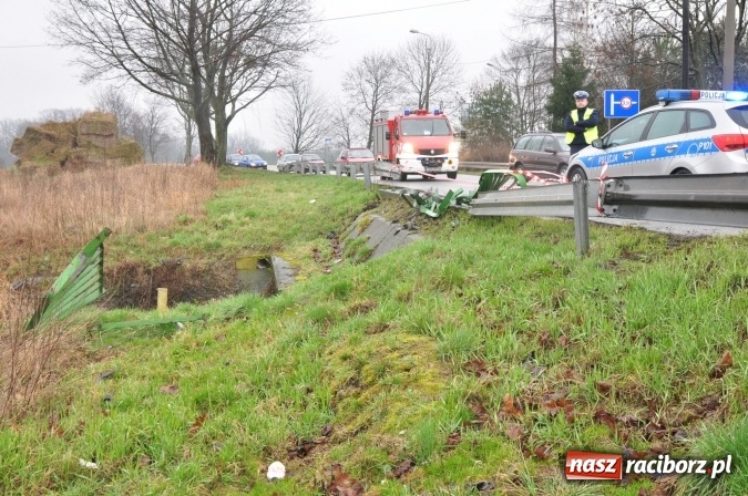 Zdjęcie w galerii na portalu naszraciborz.pl: Skasowana barierka, skasowany fiat, zablokowana DW 919 wiadomości z regionu