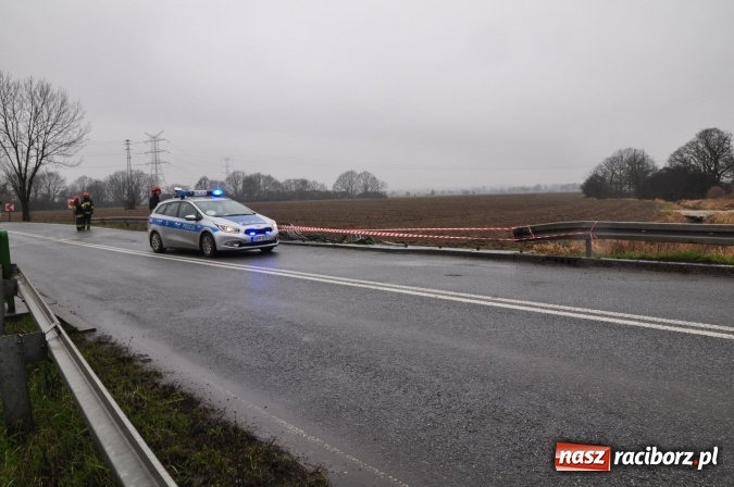 Zdjęcie w galerii na portalu naszraciborz.pl: Skasowana barierka, skasowany fiat, zablokowana DW 919 wiadomości z regionu