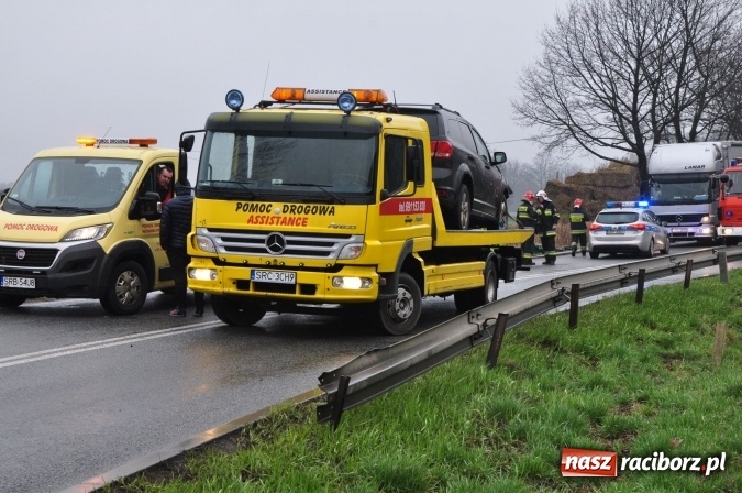 Zdjęcie w galerii na portalu naszraciborz.pl: Skasowana barierka, skasowany fiat, zablokowana DW 919 wiadomości z regionu