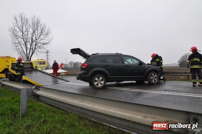 Zdjęcie w galerii na portalu naszraciborz.pl: Skasowana barierka, skasowany fiat, zablokowana DW 919 wiadomości z regionu