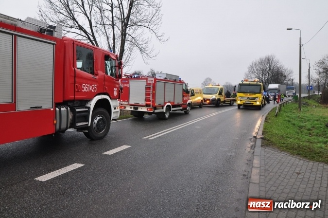 Zdjęcie w galerii na portalu naszraciborz.pl: Skasowana barierka, skasowany fiat, zablokowana DW 919 wiadomości z regionu