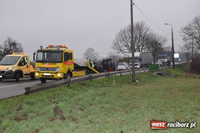 Zdjęcie w galerii na portalu naszraciborz.pl: Skasowana barierka, skasowany fiat, zablokowana DW 919 wiadomości z regionu