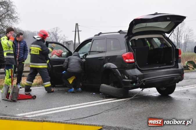 Zdjęcie w galerii na portalu naszraciborz.pl: Skasowana barierka, skasowany fiat, zablokowana DW 919 wiadomości z regionu