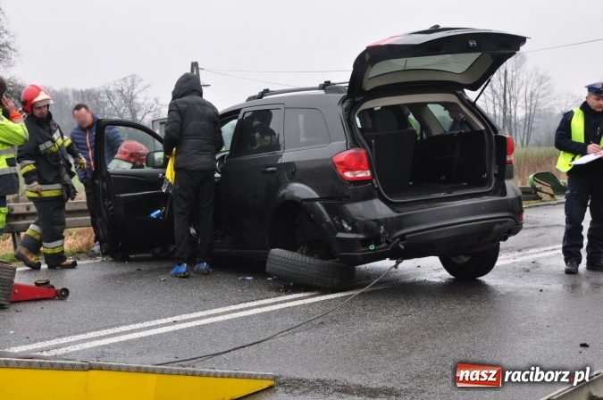 Zdjęcie w galerii na portalu naszraciborz.pl: Skasowana barierka, skasowany fiat, zablokowana DW 919 wiadomości z regionu