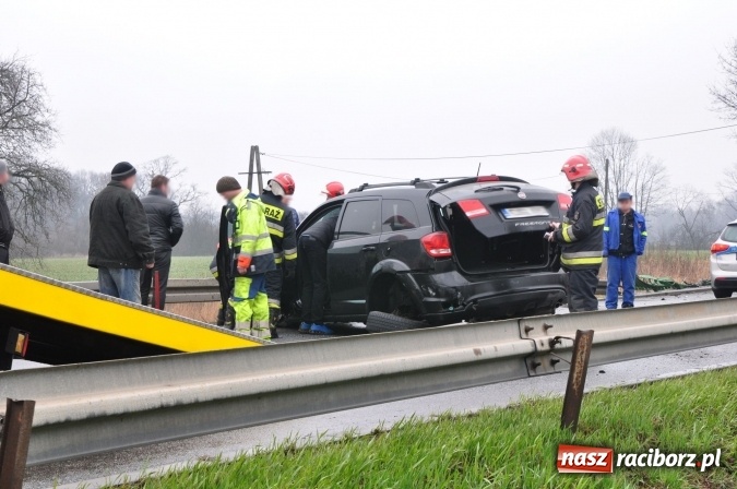 Zdjęcie w galerii na portalu naszraciborz.pl: Skasowana barierka, skasowany fiat, zablokowana DW 919 wiadomości z regionu