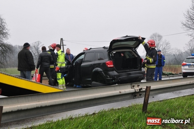 Zdjęcie w galerii na portalu naszraciborz.pl: Skasowana barierka, skasowany fiat, zablokowana DW 919 wiadomości z regionu