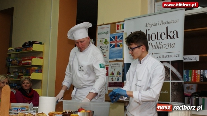 Zdjęcie w galerii na portalu naszraciborz.pl: Maszkecić i warzyć, czyli Remigiusz Rączka o śląskiej kuchni w bibliotece  wiadomości z regionu