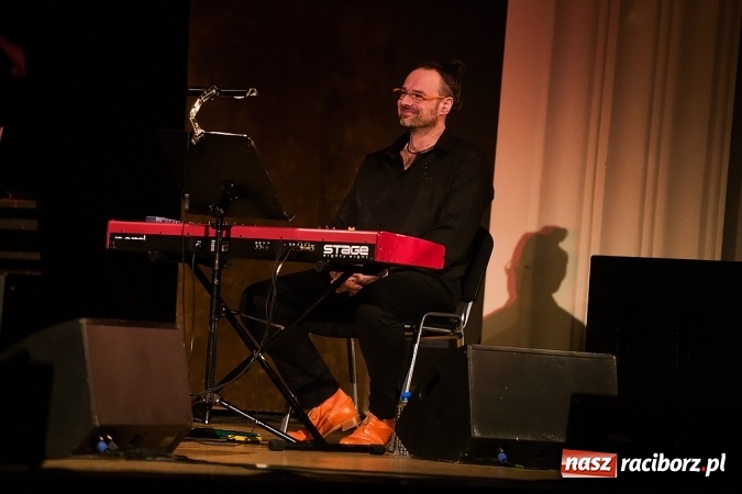 Zdjęcie w galerii na portalu naszraciborz.pl: Kuba Badach w hołdzie Andrzejowi Zausze w Raciborskim Centrum Kultury wiadomości z regionu