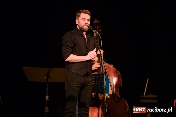 Zdjęcie w galerii na portalu naszraciborz.pl: Kuba Badach w hołdzie Andrzejowi Zausze w Raciborskim Centrum Kultury wiadomości z regionu
