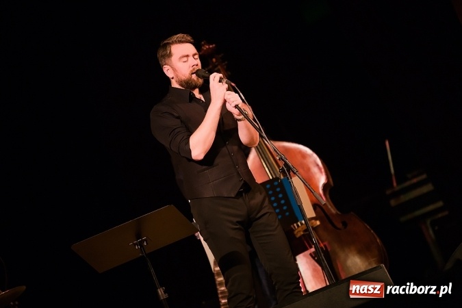 Zdjęcie w galerii na portalu naszraciborz.pl: Kuba Badach w hołdzie Andrzejowi Zausze w Raciborskim Centrum Kultury wiadomości z regionu