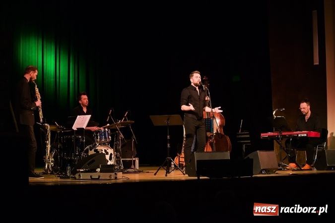 Zdjęcie w galerii na portalu naszraciborz.pl: Kuba Badach w hołdzie Andrzejowi Zausze w Raciborskim Centrum Kultury wiadomości z regionu